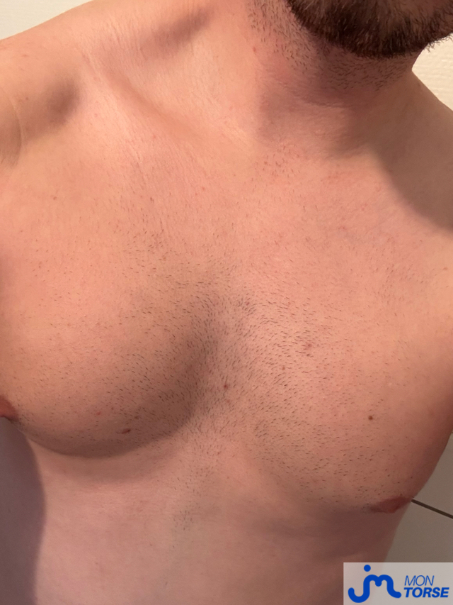 Photos de torses : À la douche