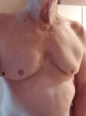 Photos de torses : caresser mes seins