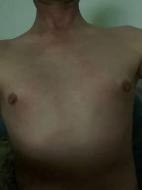 Photos de torses : mes petits seins 